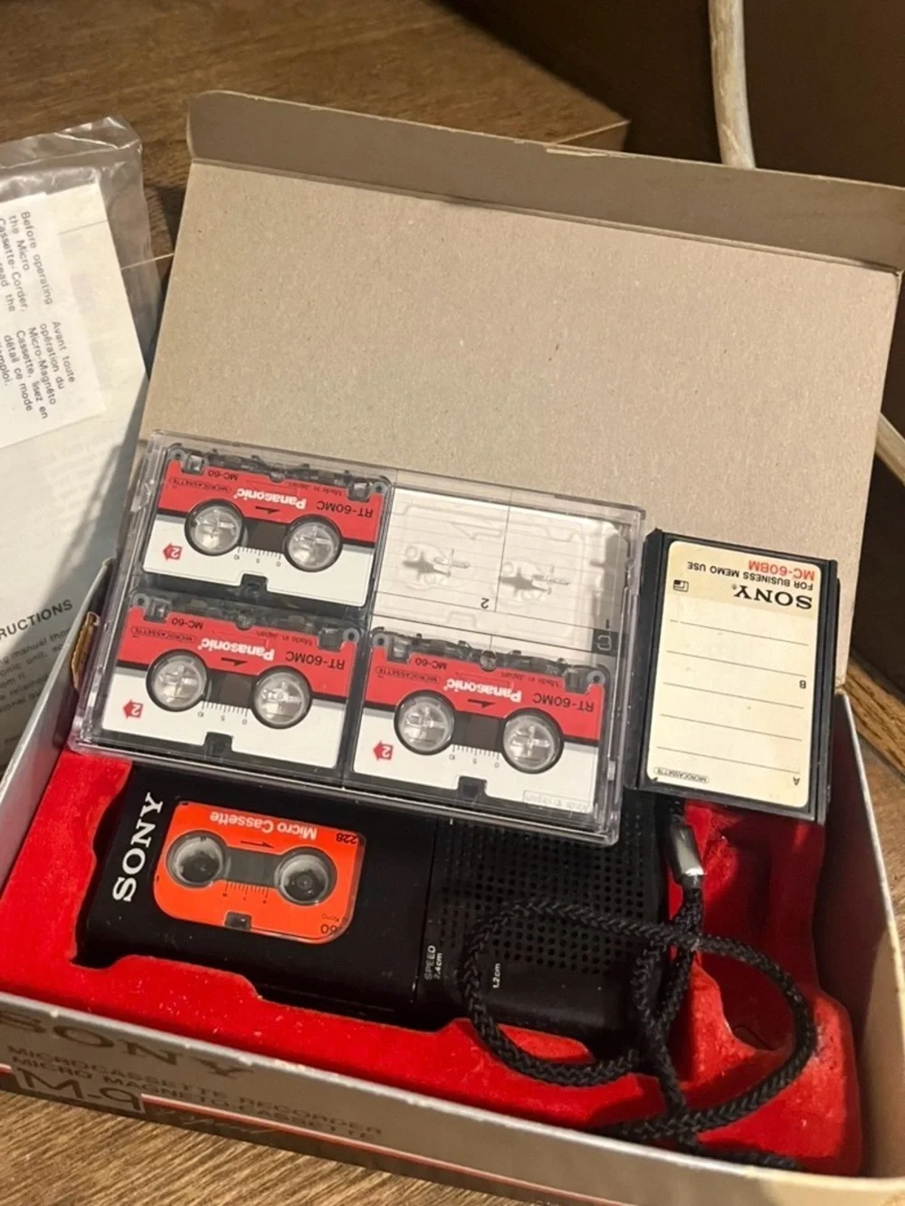 🌸 Vintage Sony MicroCassette Recorder M9 2 Speed - Black & Red